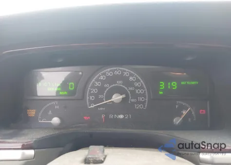 2005 Lincoln Town Car Signature Limited z USA, uszkodzony, nr VIN 1LNHM82W35Y613094